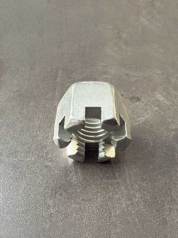 Гайка М10 корончатая