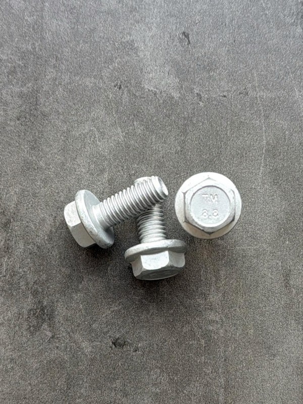 Болт фланцевый М8х20 8.8 оц. DIN 6921 без насечек