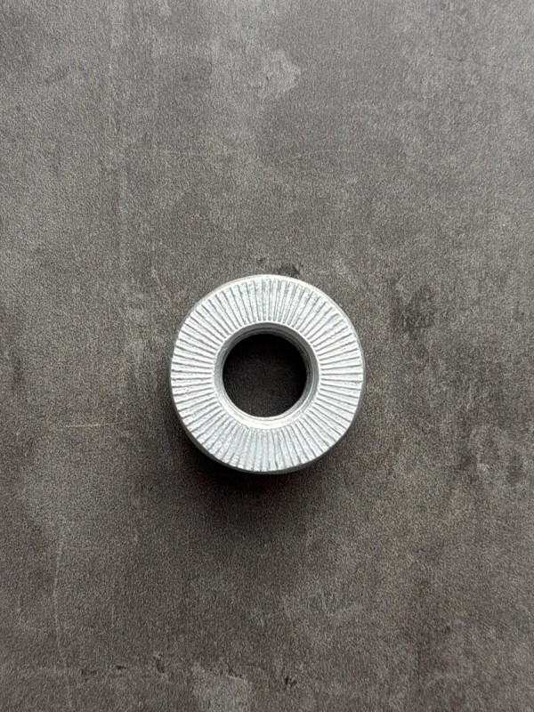 Гайка с фланцем М16х1,5 DIN 6923 КП 10, высокопрочная, фланцевая с насечками, оц.