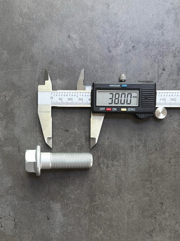 Болт фланцевый М16х50х1,5 8.8 оц. DIN 6921 без насечек